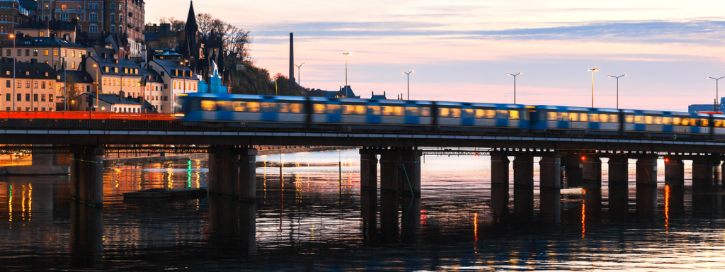 Tunnelbanetåg som åker över vattnet mot Slussen i Stockholm
