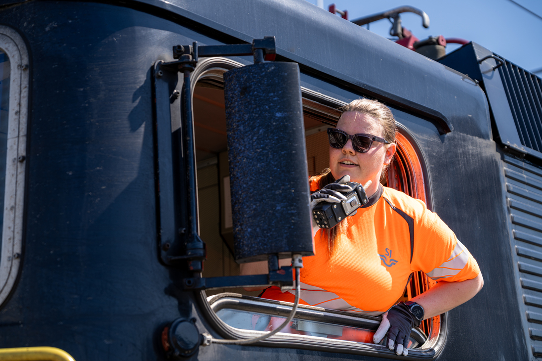 nathalie fordonsoperatör i förarhytten på ett tåg