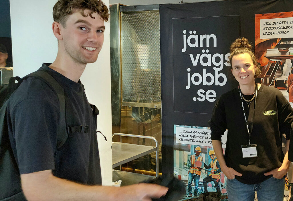 Jonathan Graversen, student, pratar med Ingrid Moreau, Systra